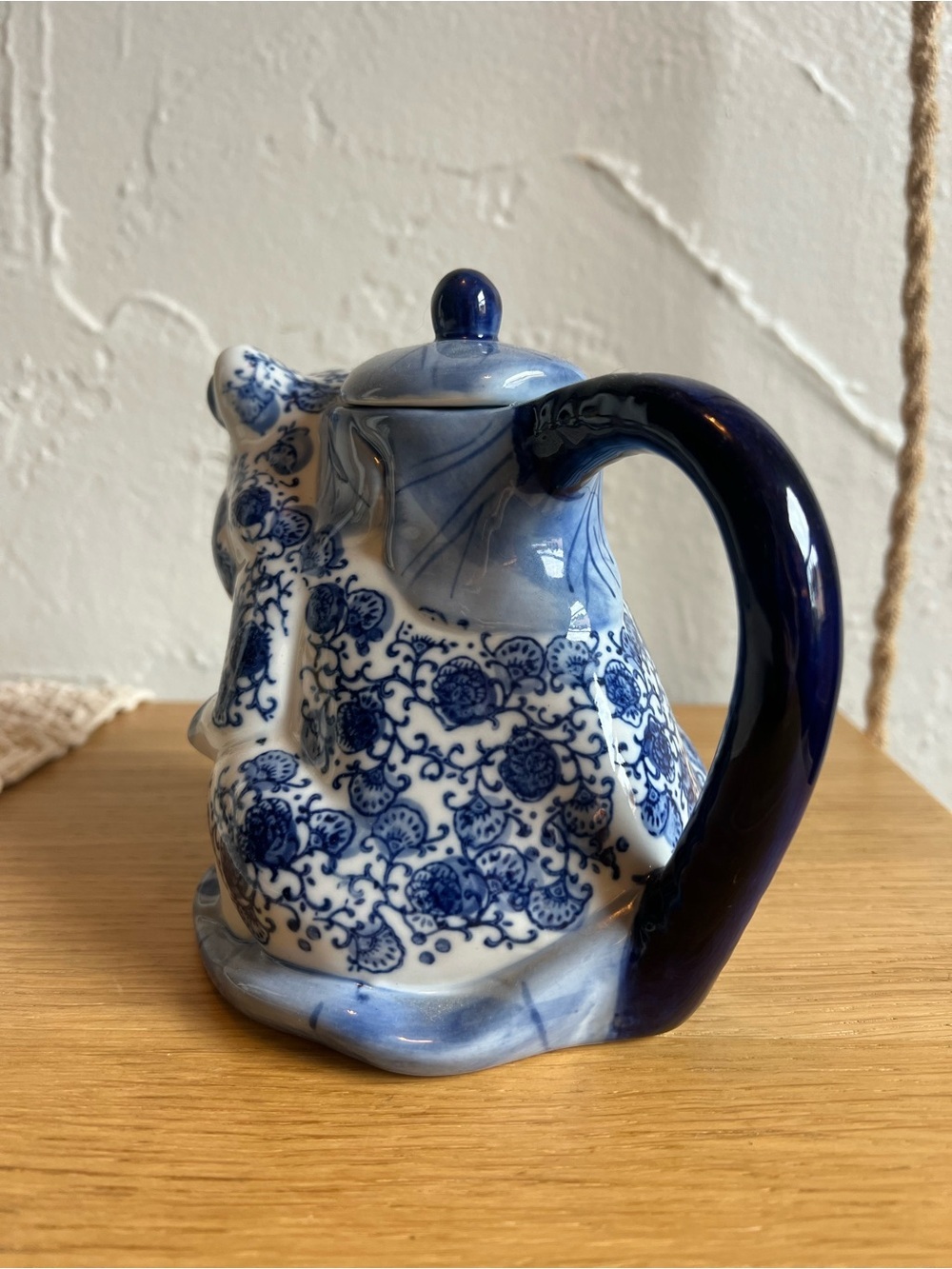 Vintage Frog Teapot Ceramic Pitcher Chinoiserie Delft Style Cottagecore Decor - Picture 4 of 8